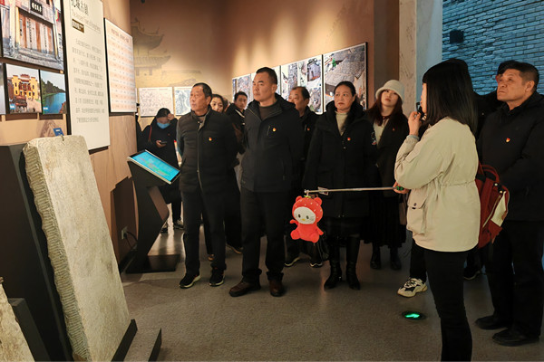 红色基地参观_副本.jpg