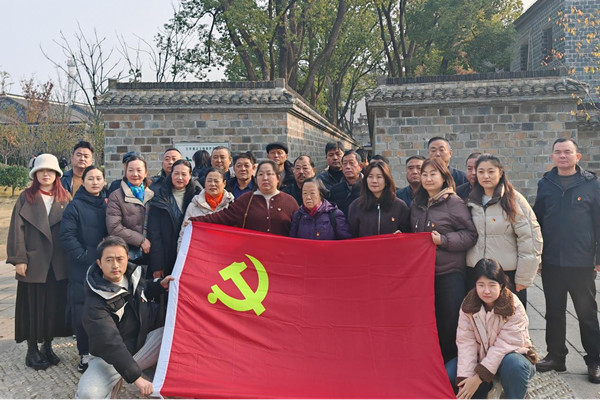 参观红色基地_副本.jpg