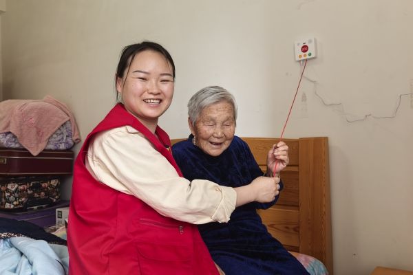 为独居老人安装一键报警装置.jpg