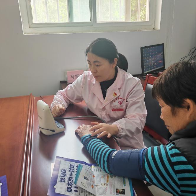 (县卫生健康委机关党委)健康科普进社区 环境整治美家园.jpg